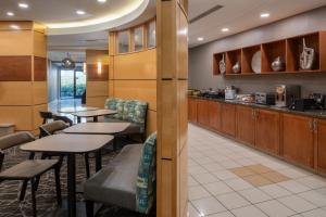 Kuchyň nebo kuchyňský kout v ubytování SpringHill Suites by Marriott Medford
