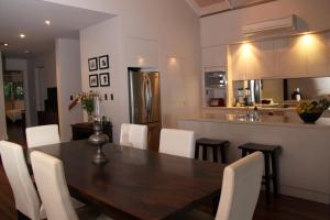 Η κουζίνα ή μικρή κουζίνα στο Zama - Wongaling Beach - Beachfront Townhouse