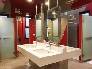 Ein Badezimmer in der Unterkunft Lub d Bangkok Siam - Opposite MBK & Next to Skytrain - Perfect for shopping lovers!