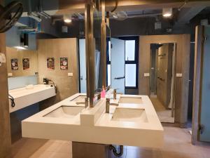 Ein Badezimmer in der Unterkunft Lub d Bangkok Siam - Opposite MBK & Next to Skytrain - Perfect for shopping lovers!