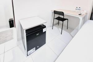 a white room with a table and a chair at Sendang Syariah RedPartner in Kediri