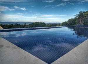 Kolam renang di atau dekat dengan Apartamento Absolute Contemporâneo e piscina com borda infinita