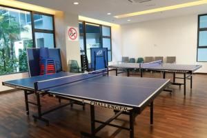 tre tavoli da ping pong in una stanza con finestre di Beach Blessing 6 pax Sea View Town Area a Malacca