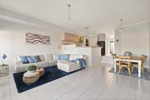 un soggiorno con un divano e un tavolo di Canal Villa & Jetty-dolphin Views Walk-beachtown a Mandurah