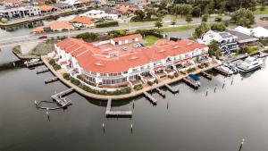 una vista aerea di una grande casa sull'acqua di Canal Villa & Jetty-dolphin Views Walk-beachtown a Mandurah