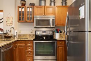 Η κουζίνα ή μικρή κουζίνα στο Value Unit 1422 - 2BR - Zephyr Mountain Lodge condo