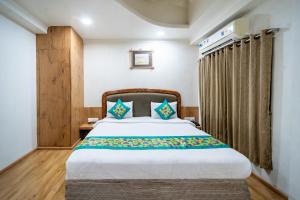 Treebo Kamal Regency客房内的一张或多张床位