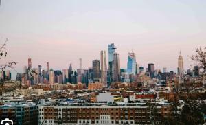 Nespecifikovaný výhled na destinaci Jersey City nebo výhled na město při pohledu z penzionu