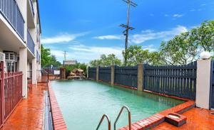 Bazén v ubytování Cairns Holiday Lodge nebo v jeho okolí