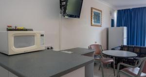 TV a/nebo společenská místnost v ubytování Cairns Holiday Lodge