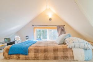 Ένα ή περισσότερα κρεβάτια σε δωμάτιο στο The Skarland Trail Cabin