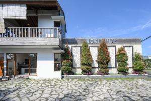 Un edificio con plantas a los lados. en Hoki Villa by Urbanview Villa, en Kerobokan