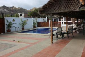 eine Terrasse mit Stühlen und einem Pool in der Unterkunft Casa Aventura in San Clemente