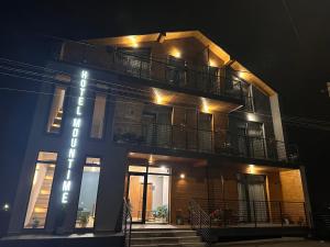 Tòa nhà nơi khách sạn tọa lạc