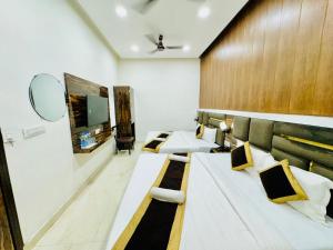 Televiisor ja/või meelelahutuskeskus majutusasutuses Hotel GS Grand Amritsar