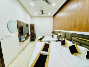 Televiisor ja/või meelelahutuskeskus majutusasutuses Hotel GS Grand Amritsar