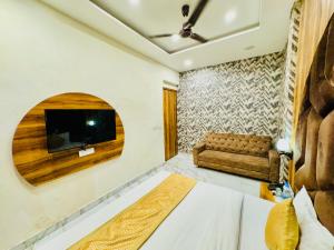 Televiisor ja/või meelelahutuskeskus majutusasutuses Hotel GS Grand Amritsar