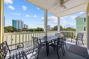 Μπαλκόνι ή βεράντα στο Sunshine Derby - 1 Block to Beach- Garage EV Charge