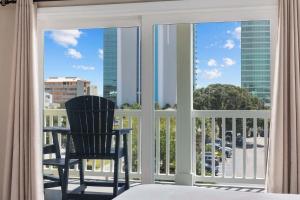 Μπαλκόνι ή βεράντα στο Sunshine Derby - 1 Block to Beach- Garage EV Charge