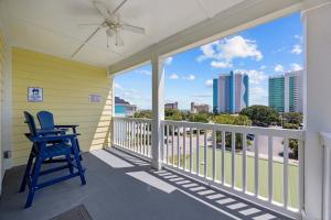 Μπαλκόνι ή βεράντα στο Sunshine Derby - 1 Block to Beach- Garage EV Charge +33 φωτογραφίες