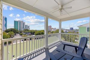 Μπαλκόνι ή βεράντα στο Sunshine Derby - 1 Block to Beach- Garage EV Charge