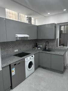 Kuchyň nebo kuchyňský kout v ubytování Dar Salma Pearl of Atlantic Parking gratuit Wifi fibre optique Netflix airport entrée autonome 3 Piscines en saisons 2 chambres + 13 fotografií