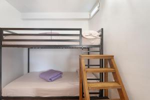 a room with two bunk beds and a ladder at Vivienda vacacional La Era I in Vallehermoso