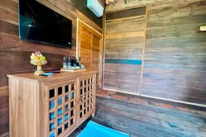 Televisyen dan/atau pusat hiburan di Jagadhita Villas Ubud Bali