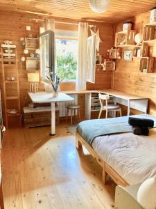 a bedroom with a bed and a desk and a table at Le Cocon de l'Epicléa, Chorges, entre lac et montagnes in Chorges