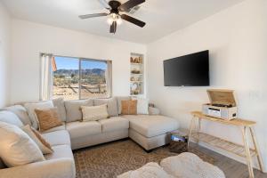 un salon avec un canapé et une télévision à écran plat dans l'établissement Rancho Nopales JT - Pool, Hot Tub, Hammocks, Fast Wifi and Views! home, à Joshua Tree 66 autres photos