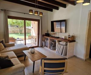 un salon avec un canapé et une table dans l'établissement Villa Lara, à Sa Pobla