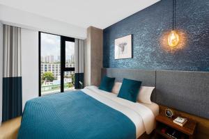 Postel nebo postele na pokoji v ubytování basePLUS-Shanghai BINJIANG Serviced Apartment