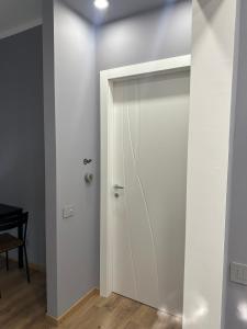 a white closet with a door in a room at Appartamento La Ginestra in Gozzano
