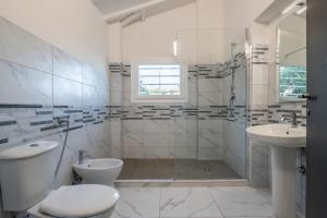 Koupelna v ubytování Magic Seaside Apartment by Pleiades Home + 52 fotografií