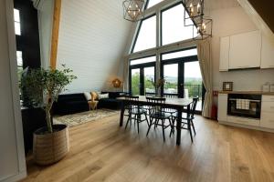 a kitchen and living room with a table and chairs at RaiLand in Ciuta