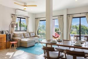 un soggiorno con un divano e un tavolo di North Seaview 3 Bedrooms villa with private pool a Ban Chalok Lam