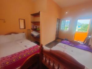 Postel nebo postele na pokoji v ubytování Pushpa Mahal A/C & Pushpa Residency