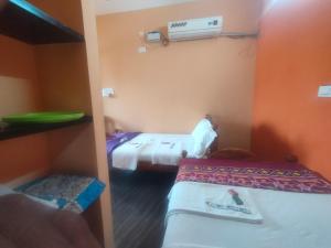 Postel nebo postele na pokoji v ubytování Pushpa Mahal A/C & Pushpa Residency