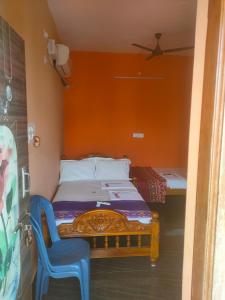 Postel nebo postele na pokoji v ubytování Pushpa Mahal A/C & Pushpa Residency