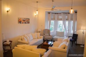Prostor za sedenje u objektu Evergreen Hideout by Tequila Holidays