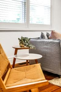 墨尔本Large 3 Bed Art Deco Apartment in Camberwell的客厅里有一张沙发和一张桌子。