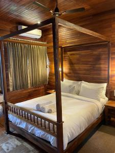 Postel nebo postele na pokoji v ubytování Ayara Coorg Resort and Spa