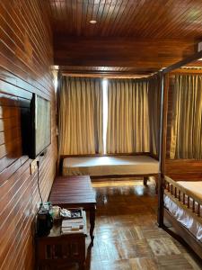 Postel nebo postele na pokoji v ubytování Ayara Coorg Resort and Spa