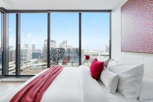 Rúm í herbergi á A 2BR Apt with Harbour Views and FREE Parking