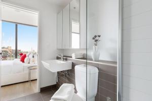 Rúm í herbergi á A 2BR Apt with Harbour Views and FREE Parking