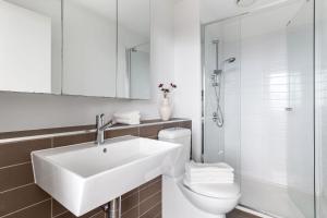 Baðherbergi á A 2BR Apt with Harbour Views and FREE Parking