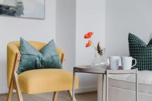 Setusvæði á A 2BR Apt with Harbour Views and FREE Parking
