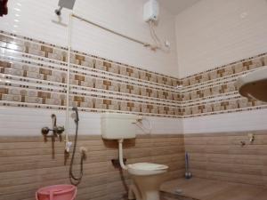 コインバトールにあるSHI's Triveni Spacious 2BHK Villa in Pappampatti, Coimbatoreのトイレとシャワー付きのバスルーム