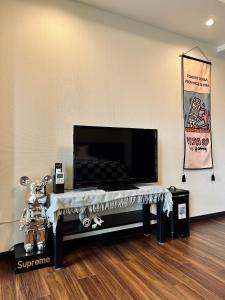 Un televisor de pantalla plana colocado encima de una sala de estar. en 島内小宿, en Osaka