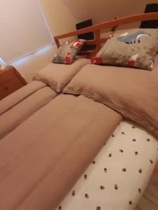 Postel nebo postele na pokoji v ubytování Mókuska erdőszéli faházikó